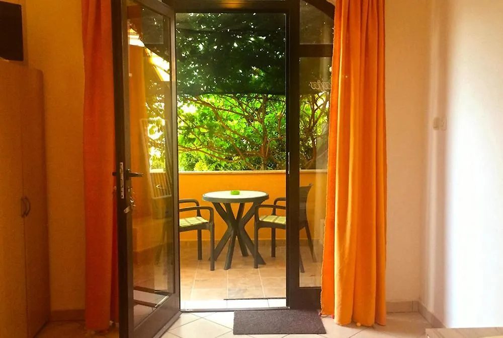 Apartments Damir 2838 Lopar 0*,